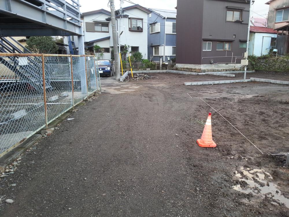 Local photos, including front road. Local (11 May 2013) Shooting Architectural plans compartment.