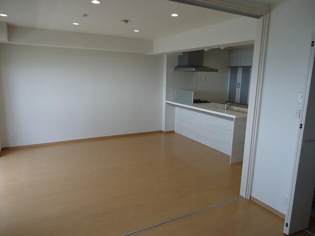 Living. Please relax in the bright living room.