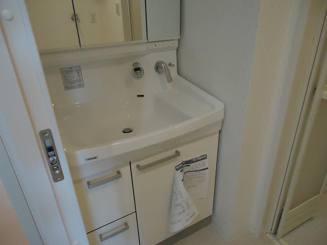 Wash basin, toilet. This basin.