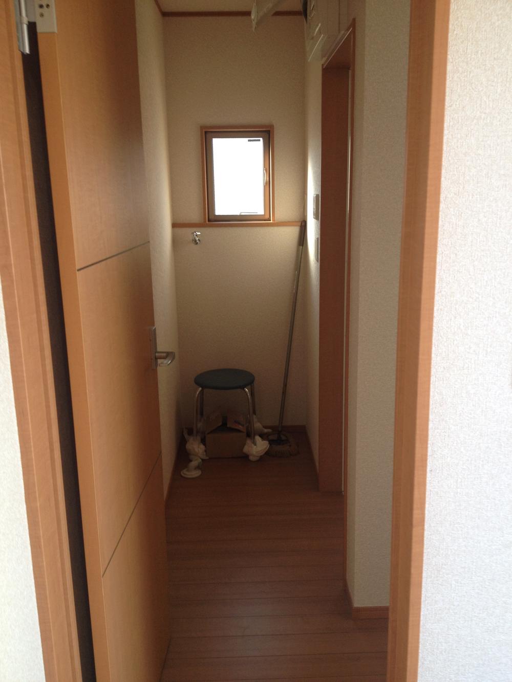 Wash basin, toilet. Indoor (12 May 2013) Shooting