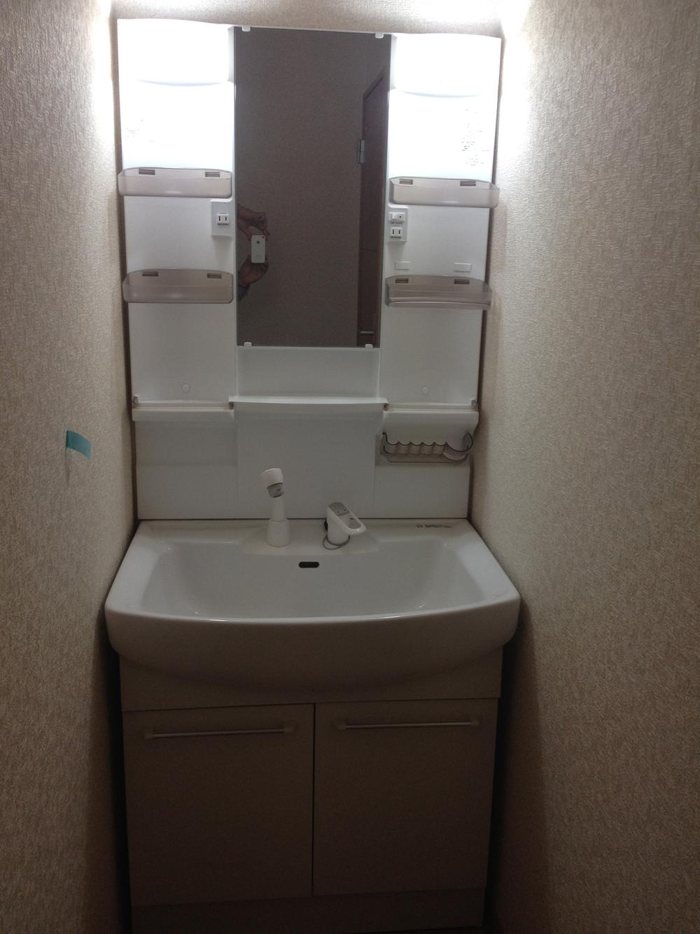 Wash basin, toilet. Indoor (12 May 2013) Shooting