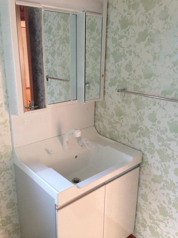 Wash basin, toilet. Wash basin