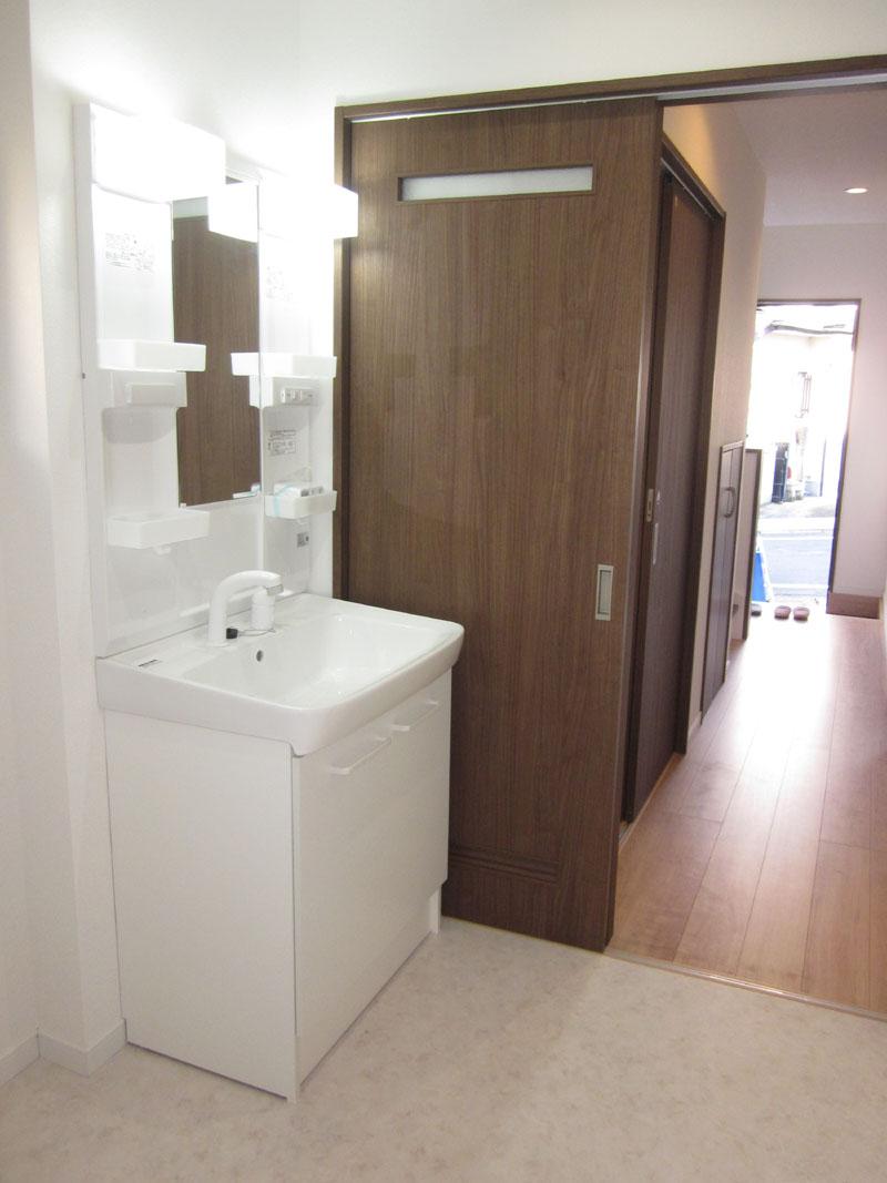 Wash basin, toilet. Washroom