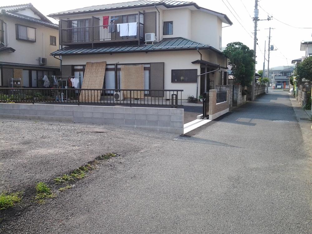 Local photos, including front road. Local (07 May 2012) shooting