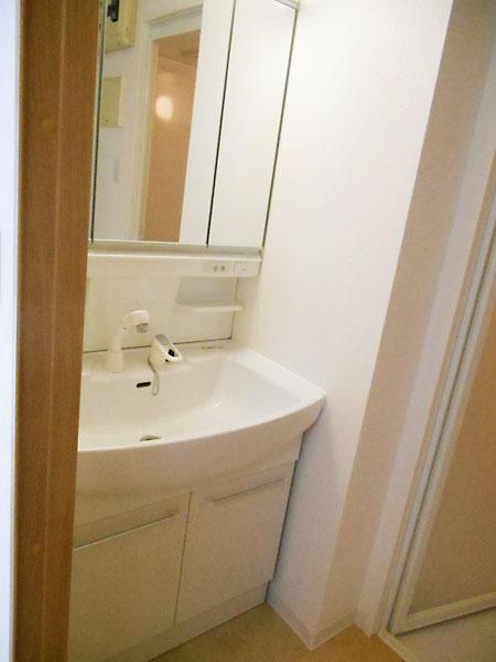 Wash basin, toilet. Wash basin