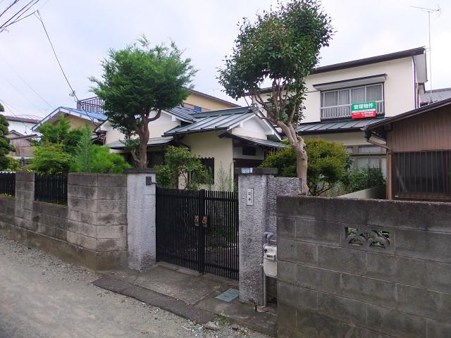 Local photos, including front road. Current state has built a house. It is a house with a veranda.