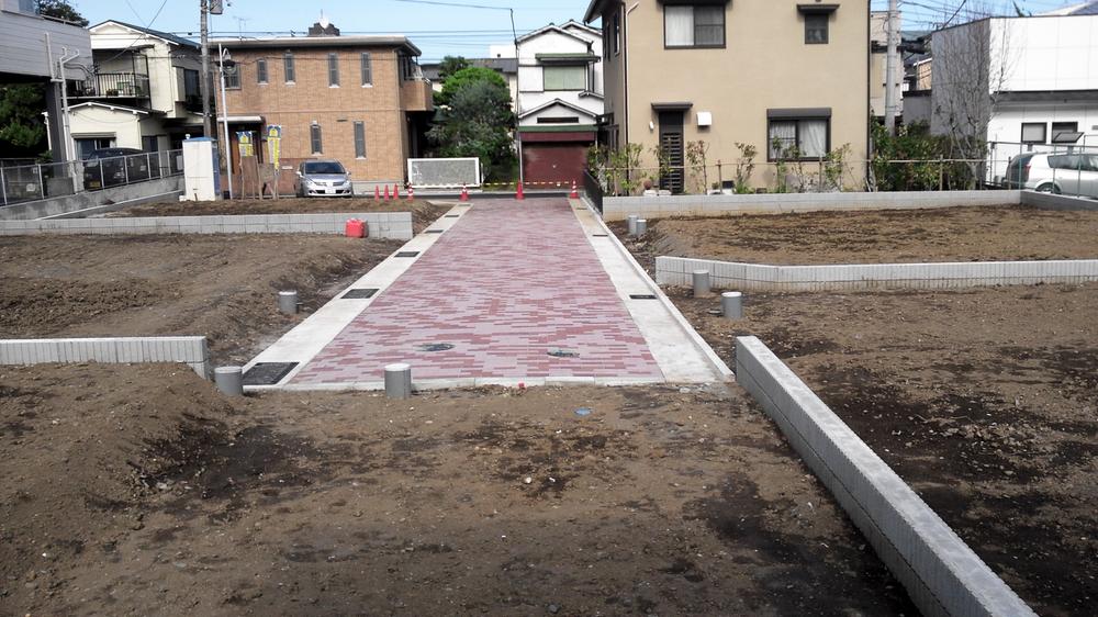 Local photos, including front road. Local (July 2012) shooting