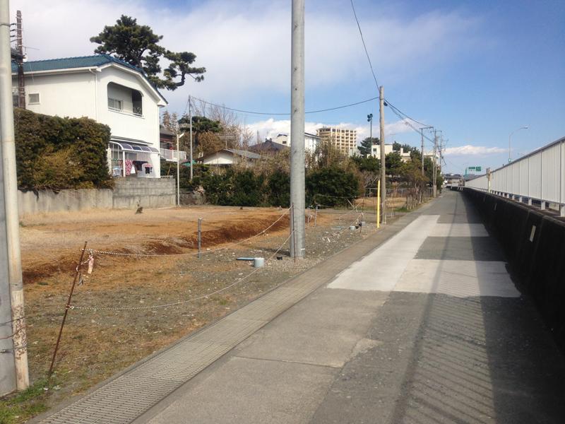 Local photos, including front road. Frontal road