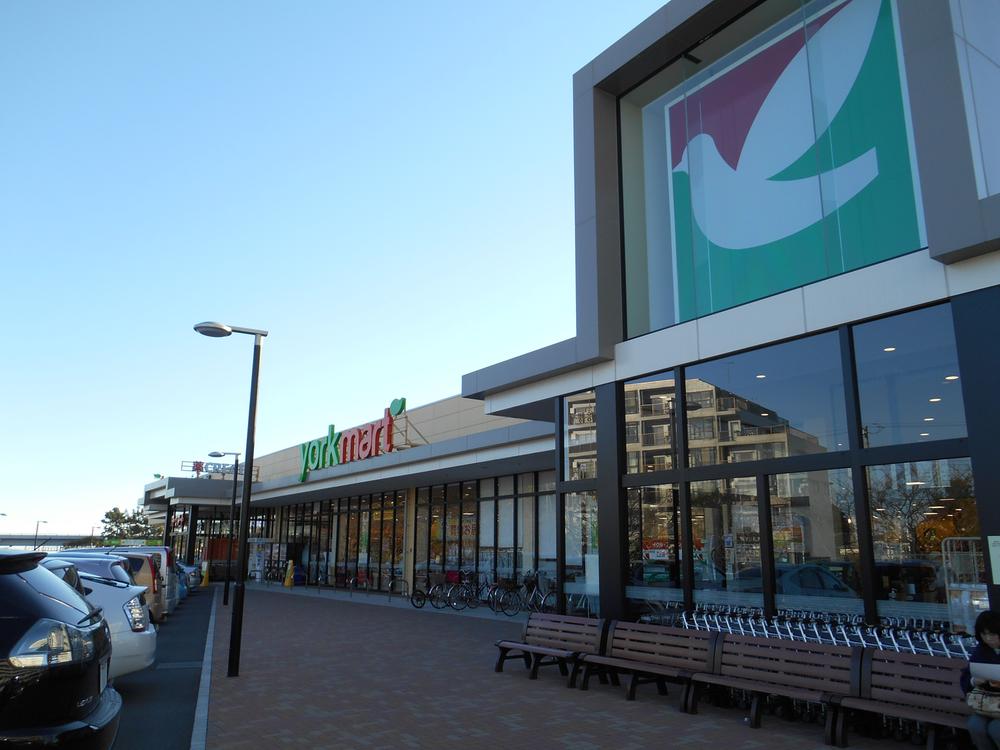 Supermarket. York Mart Sako to the store 937m