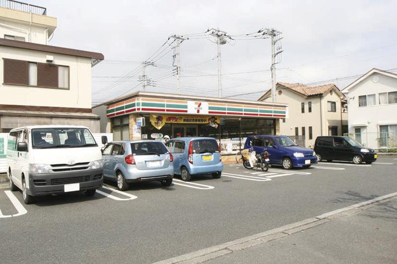 Convenience store. 170m to Seven-Eleven