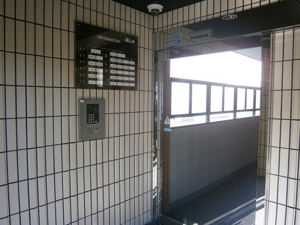 Entrance. Auto-lock of peace of mind