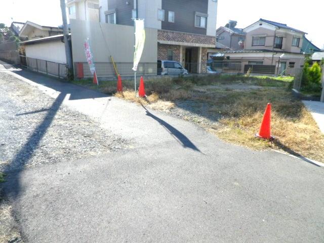 Local photos, including front road. Local (12 May 2013) Shooting