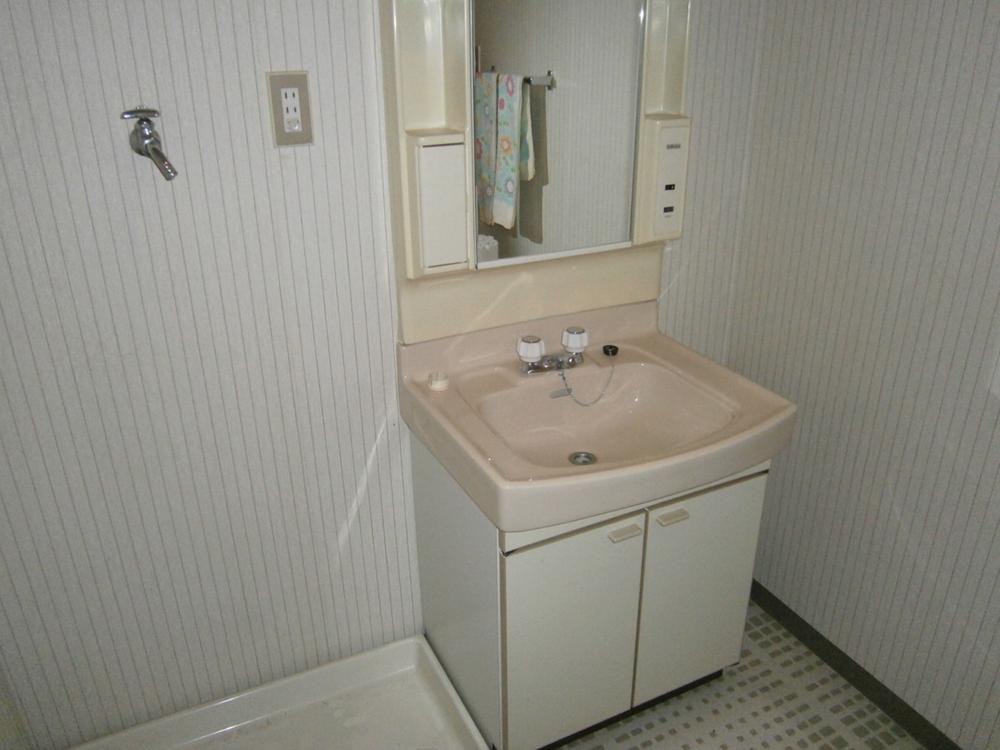 Wash basin, toilet