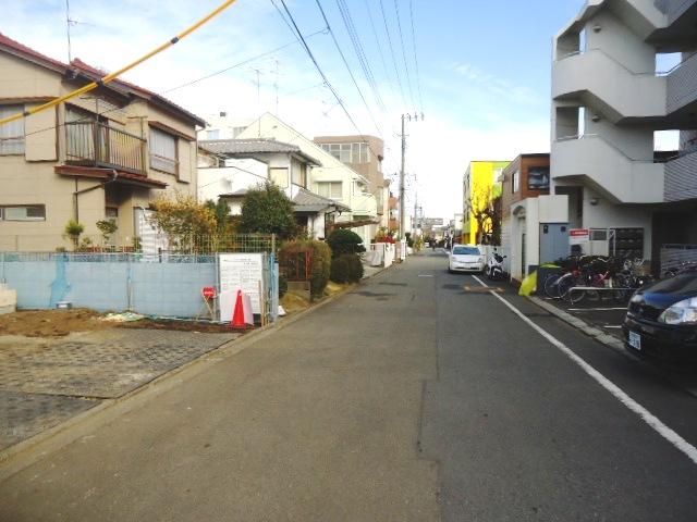 Local photos, including front road. Local (12 May 2013) Shooting Readjustment land within the front 6m road