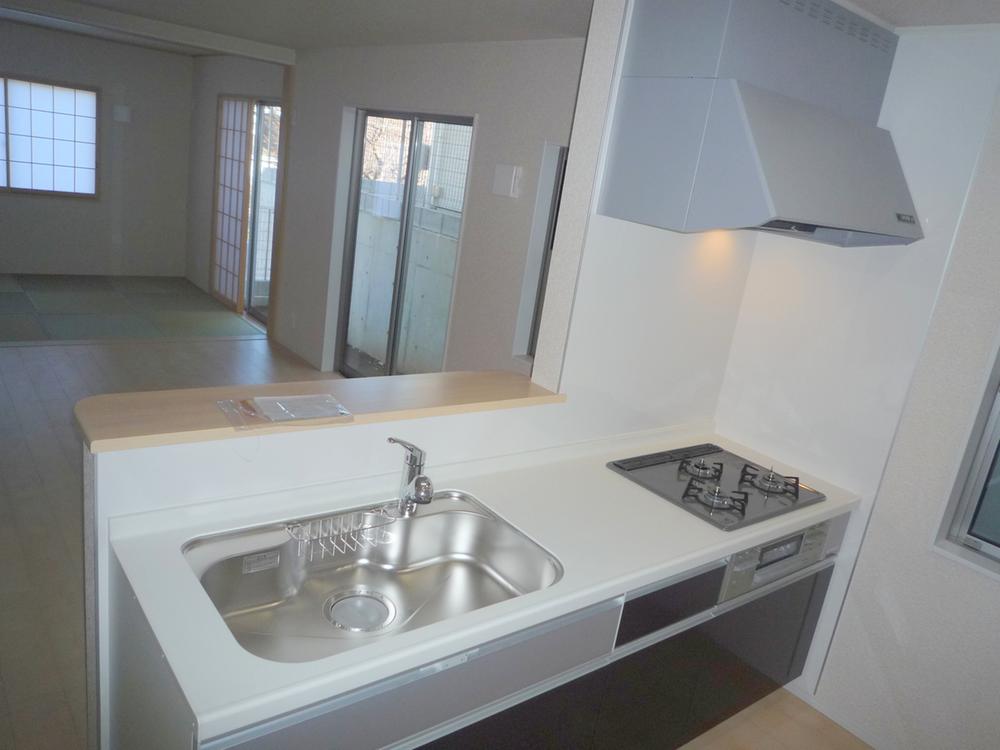 Kitchen. You can also see how the living face-to-face kitchen. 