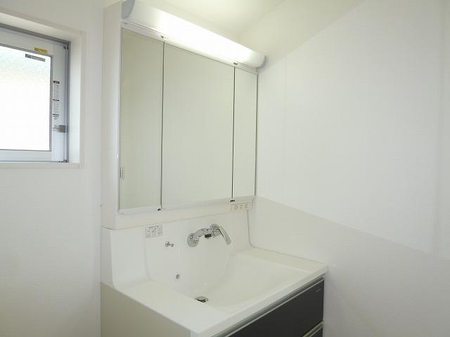 Wash basin, toilet. Wash basin