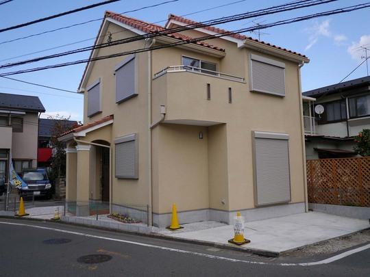 Local appearance photo. Stylish Western-style building of strong 2 × 4 construction method to earthquake. Super is the most shopping is also a convenient environment within walking distance.