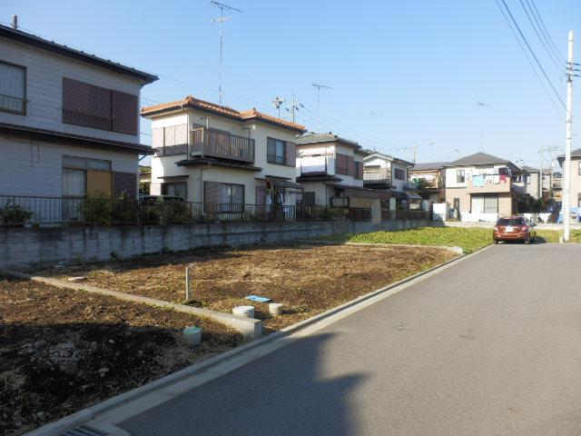 Local photos, including front road. Local (10 May 2013) Shooting, Front road is 6m bright development site ☆