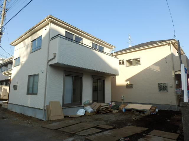 Local photos, including front road. Bright field gathering of new construction ☆