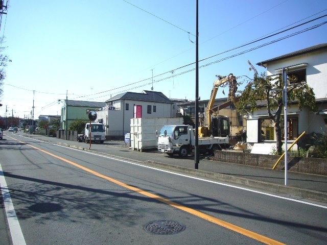 Local photos, including front road. Adjacent road