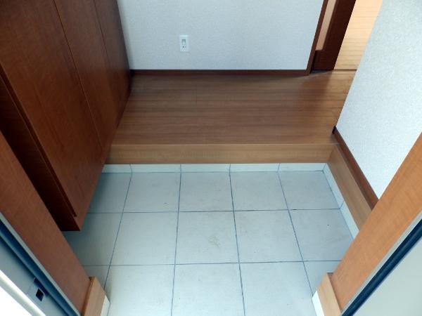 Entrance. Local (10 May 2013) Shooting 1 Building entrance