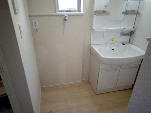 Wash basin, toilet. Indoor (12 May 2013) Shooting