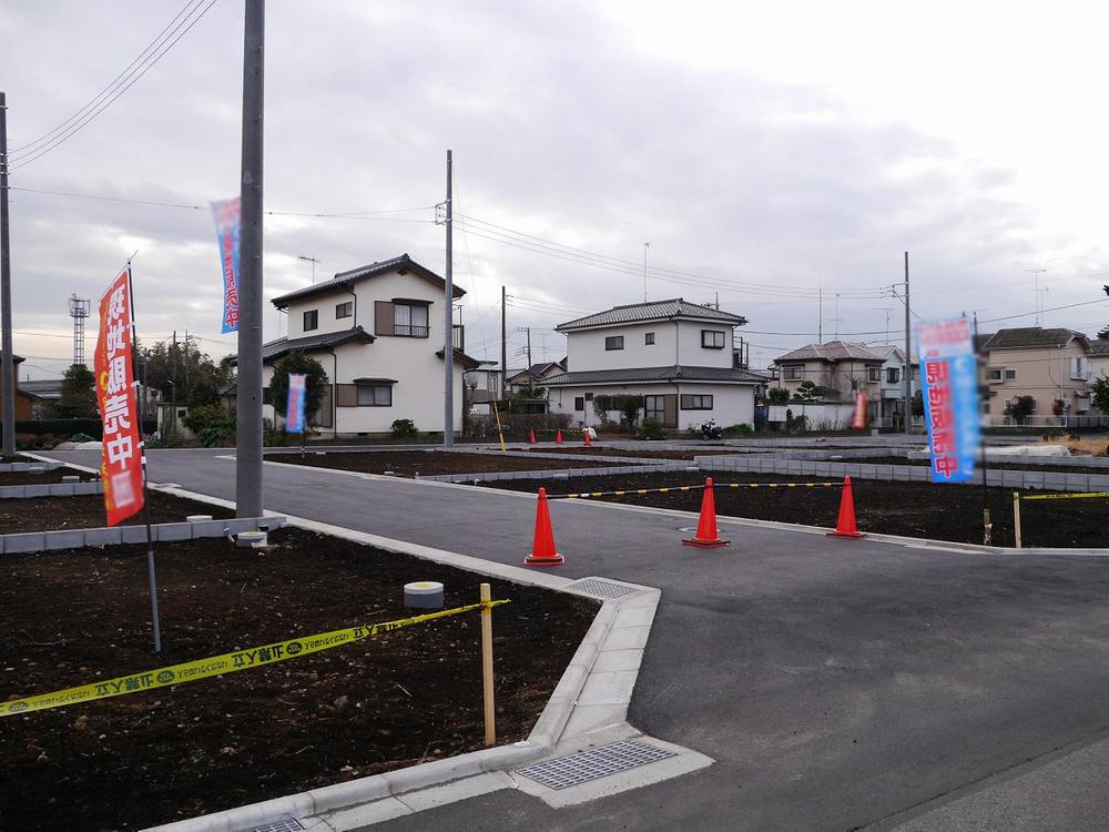 Local photos, including front road. All 12 compartments many living environment also commercial facilities around the development subdivision of is also good.