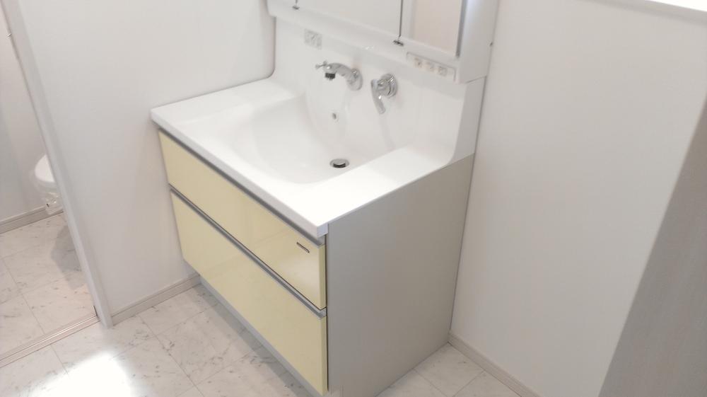 Wash basin, toilet. Indoor (11 May 2013) Shooting