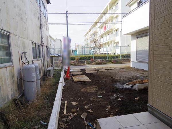 Local photos, including front road. Local (12 May 2013) Shooting