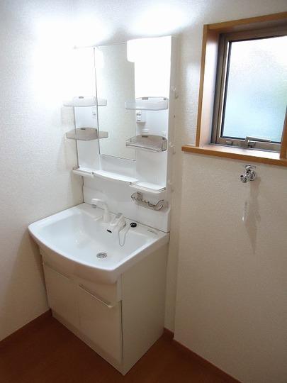 Wash basin, toilet. Wash basin