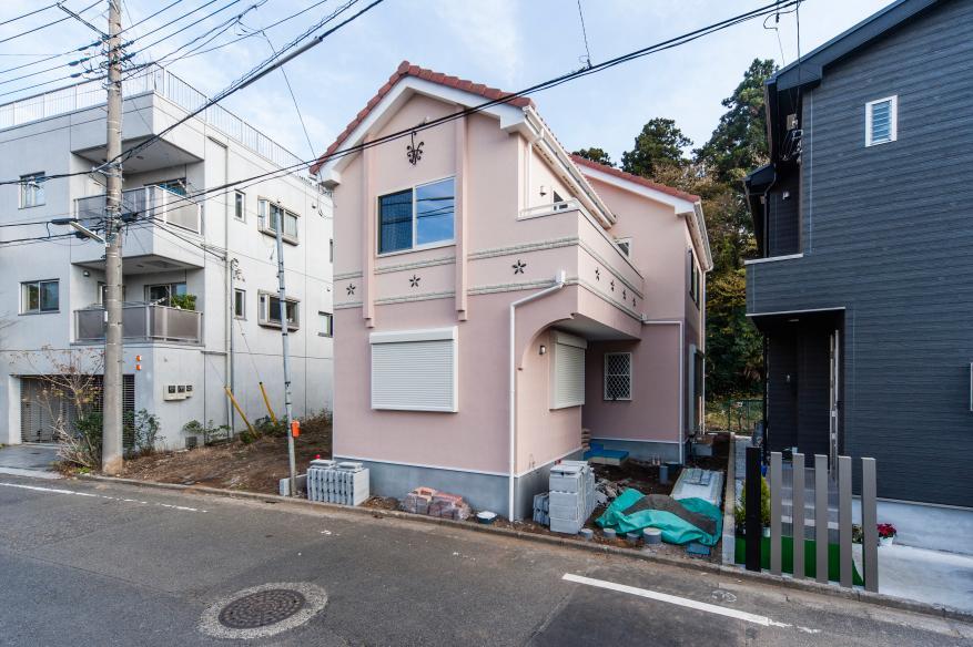 Local appearance photo. Roof Hiroshi tiled Outer wall Ikamu original ripple finish