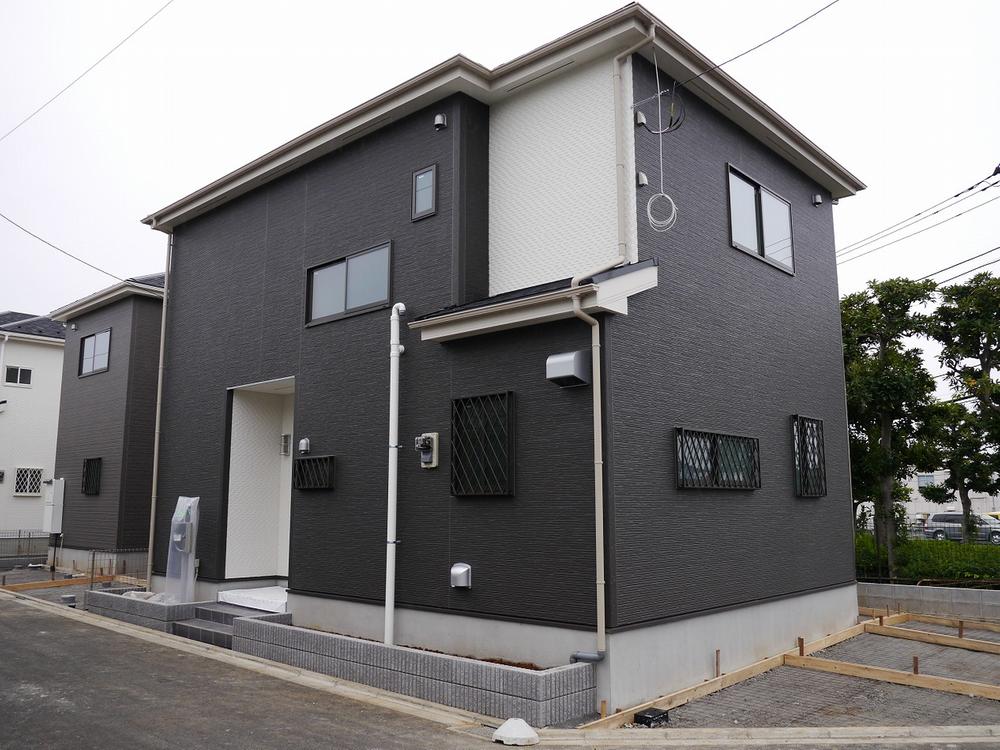 Local appearance photo. Super to elementary and junior high schools also close walking distance in a quiet residential area ・ Drug stores, etc. There is also a living environment is also good. And good access in 1 minute bus stop walk.