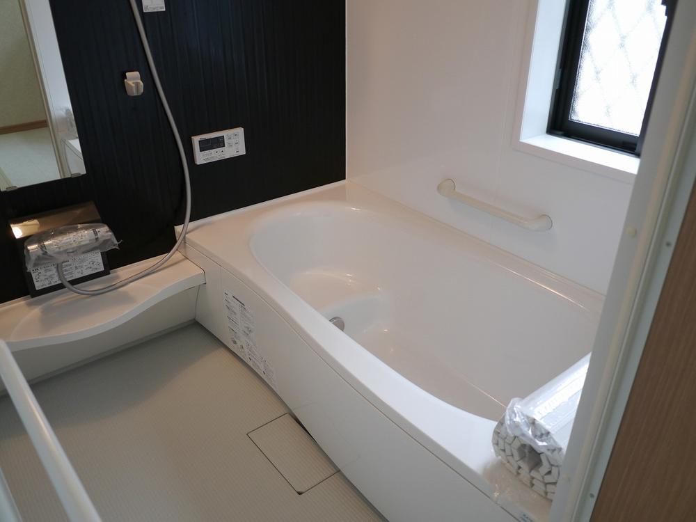 Bathroom. Barrier-free 1 pyeong type ・ Automatic hot water filling reheating with warmth