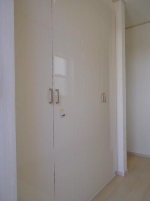 Entrance. Storage capacity rich entrance storage.