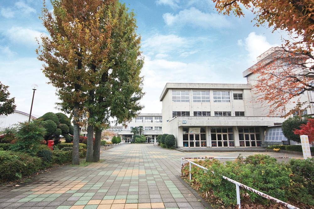 Primary school. Yasaka until elementary school 560m flat road, I will attend on foot 7 minutes! The proximity of the peace of mind to the children !!