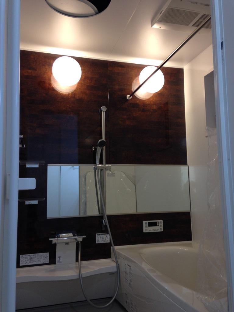 Bathroom. ☆ No.B-10 Building ☆ Spacious bathroom of 1 pyeong type! The accent panel subdued brown color, The relaxation of location, , ,