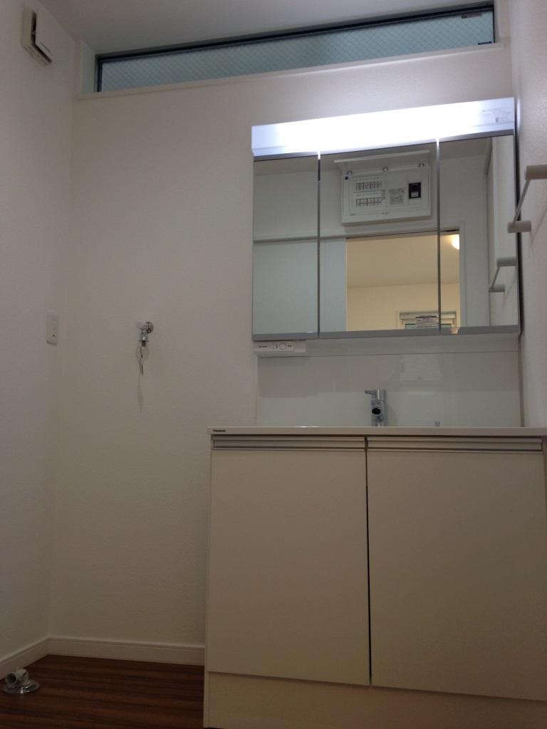 Wash basin, toilet. ☆ No.B-10 Building ☆