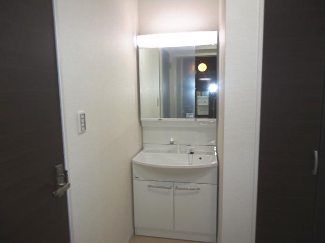 Wash basin, toilet. Indoor (12 May 2013) Shooting