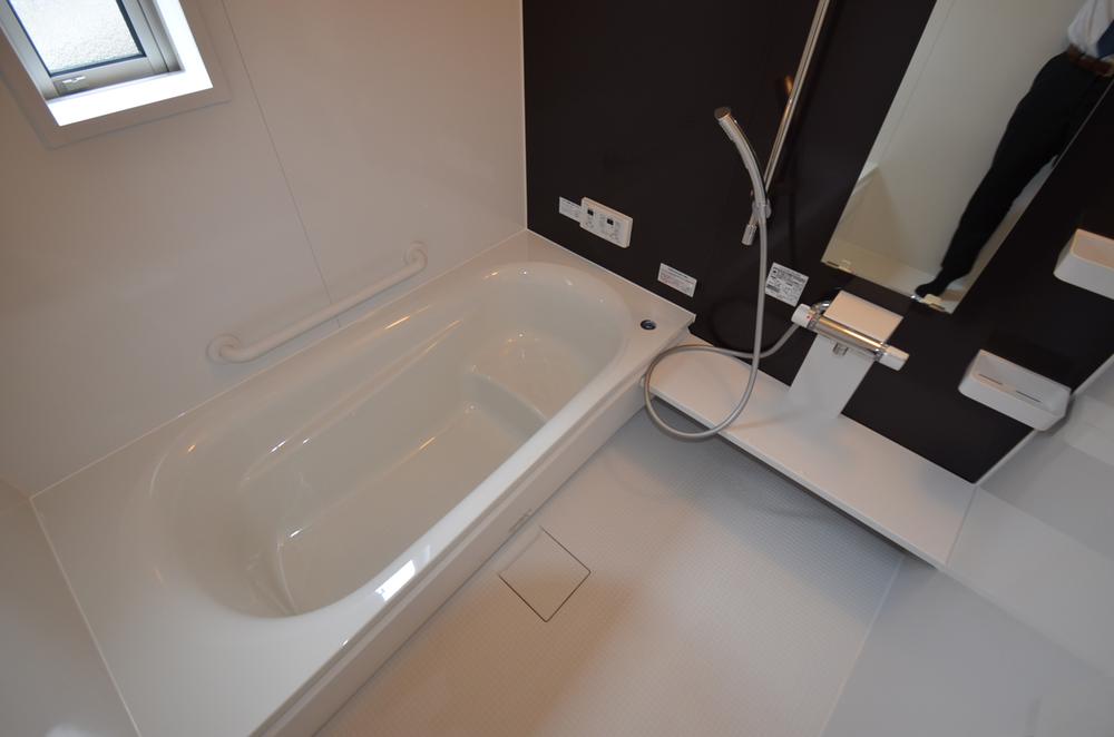 Bathroom. Please take your tired of the day stretched out his leg in a large bath of Hitotsubo size