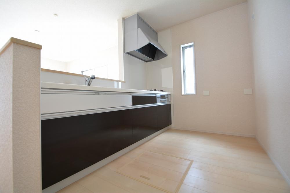 Kitchen. Face-to-face kitchen, you can enjoy a conversation with your family while cooking