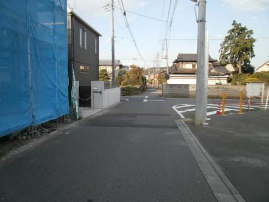 Local photos, including front road. Frontal road