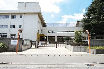 Junior high school. 1700m to the Republic of junior high school