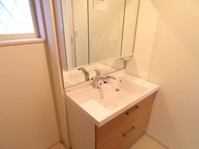 Wash basin, toilet. Indoor (12 May 2013) Shooting