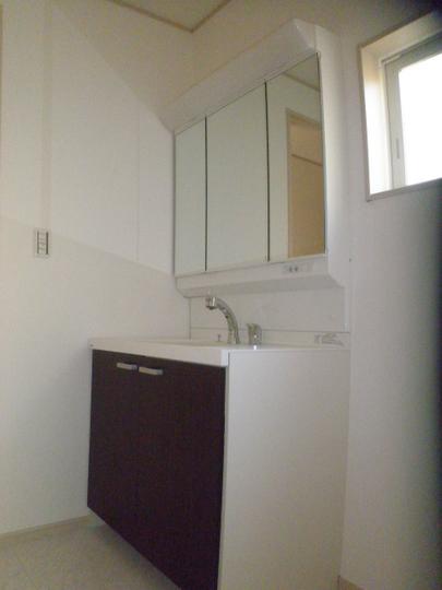 Wash basin, toilet. bathroom