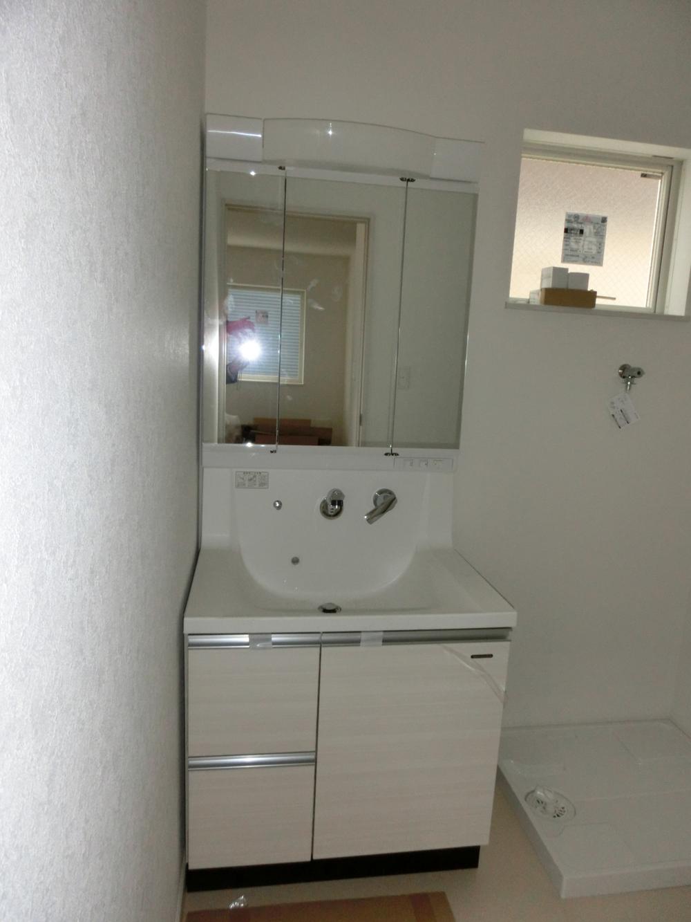 Wash basin, toilet. Indoor (12 May 2013) Shooting