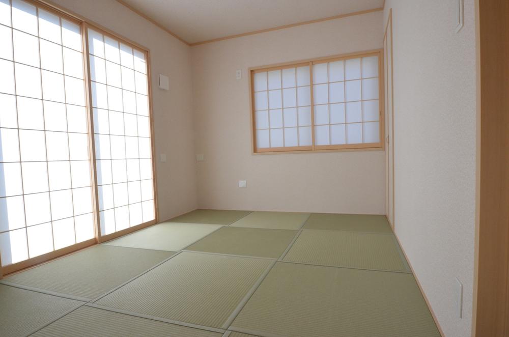 Non-living room. Japanese-style room is available also available as possible and drawing room to lay the child