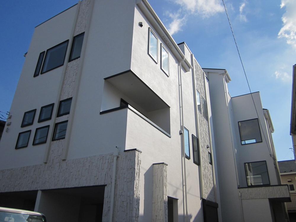 Local photos, including front road. Local (11 May 2013) Shooting