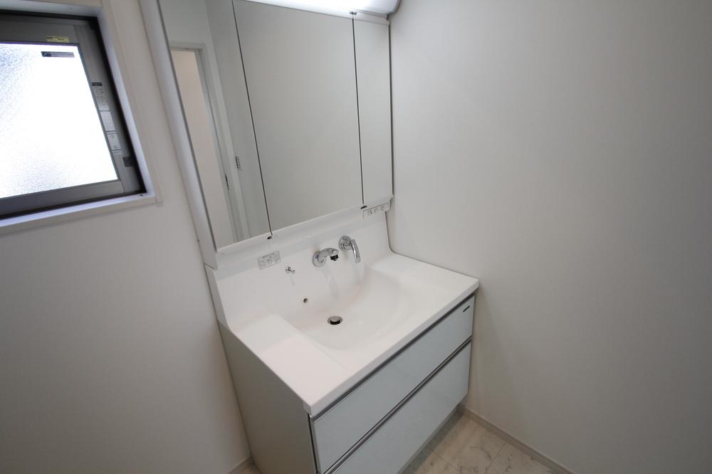 Wash basin, toilet. Indoor (11 May 2013) Shooting