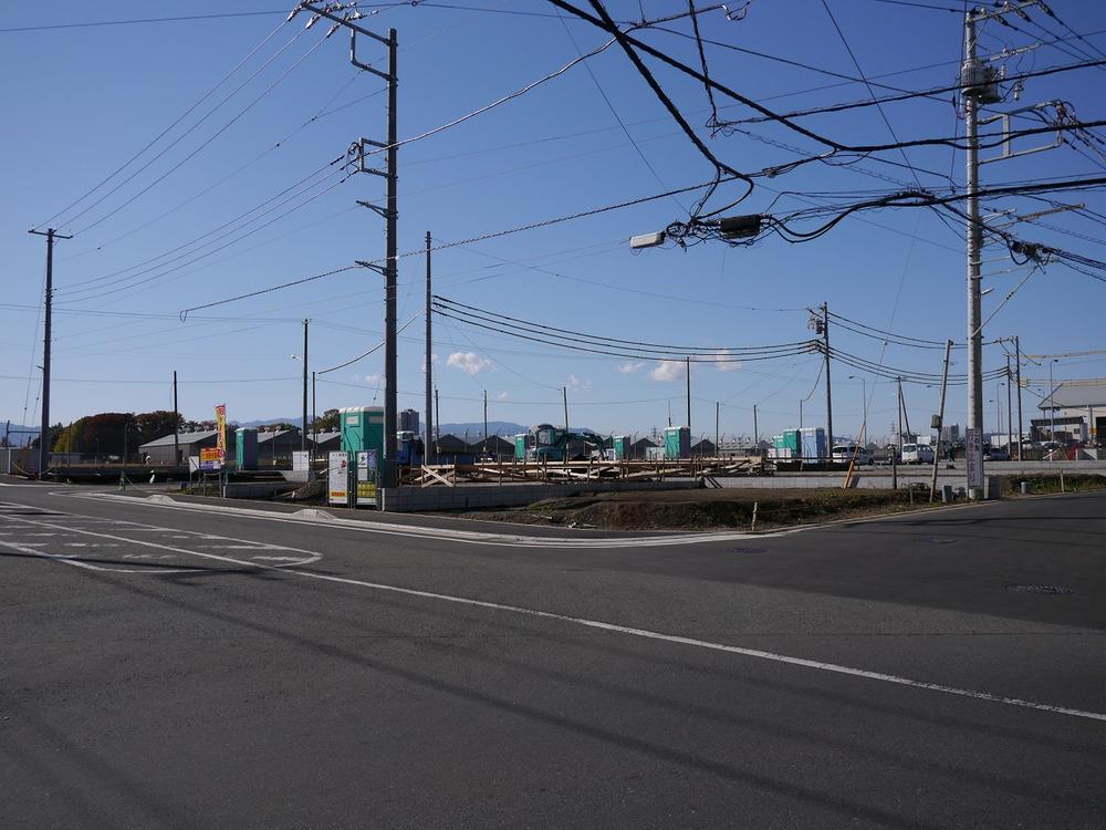 Local photos, including front road. But it is a beautiful cityscape in the large-scale development subdivision. It is also a good many living environment commercial facilities around.