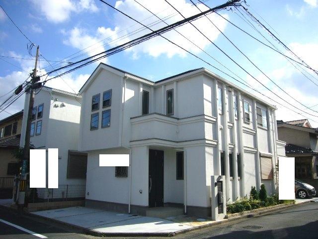 Local photos, including front road. local appearance